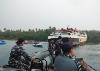 TNI AL Berhasil Evakuasi Penumpang Kapal yang Kandas di Karang Perairan Talaud