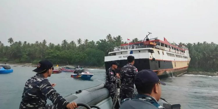 TNI AL Berhasil Evakuasi Penumpang Kapal yang Kandas di Karang Perairan Talaud