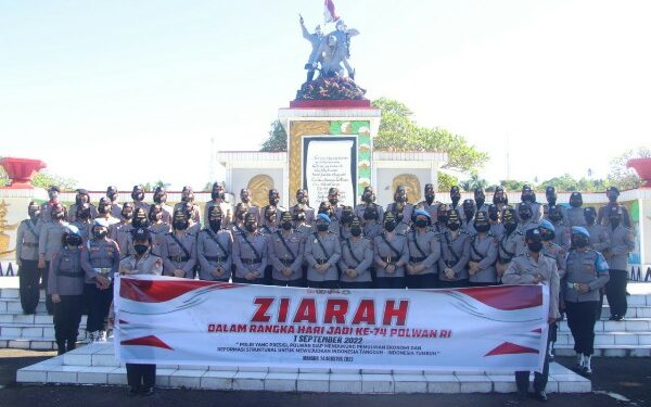 Puluhan Polwan Ziarah ke TMP Kairagi Manado