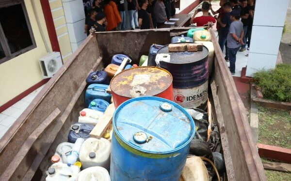 2 Pria Penimbun Ribuan Liter Solar di Kelurahan Matani Satu diTangkap Polres Tomohon