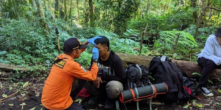 Tersesat di Gunung Soputan, 8 Pendaki 1 Balita Ditemukan Selamat