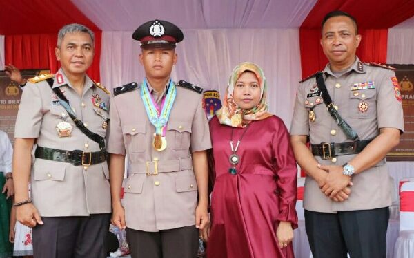 Bikin Haru, Anak Yatim Penjual Makanan Masak di Karombasan Dilantik Jadi Anggota Polri