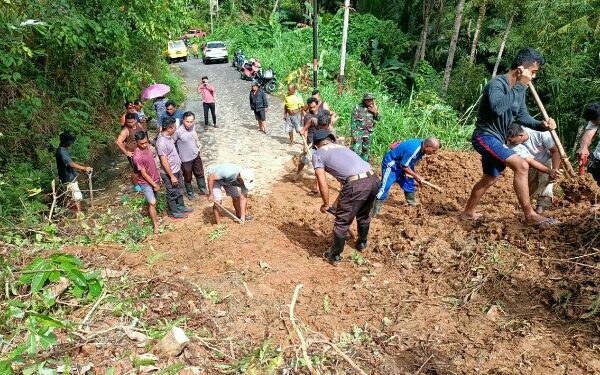 TNI-Polri Bersama Warga Bahu Membahu Bersihkan Material Longsor di Manganitu Sangihe 