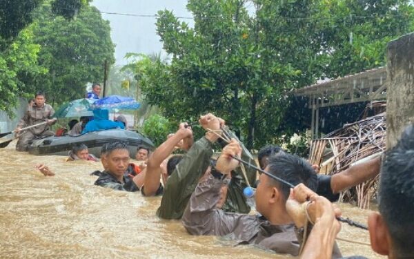 Turunkan 9 Tim, Brimob Polda Sulut Evakuasi Korban Bencana di Manado