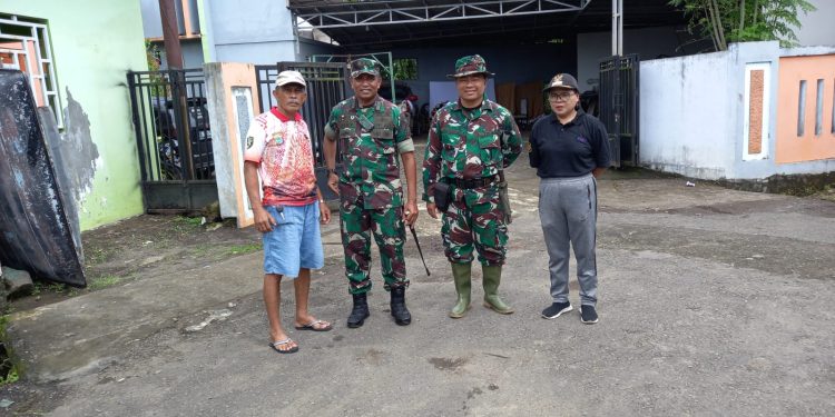 Terendam Banjir, Jemaah Bersama TNI-Polri Kerja Bakti Bersihkan Masjid Nurut Taqwa