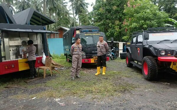 Dirikan Dapur Lapangan, Brimob Polda Sulut Siapkan Makanan Siap Saji dan Air Bersih