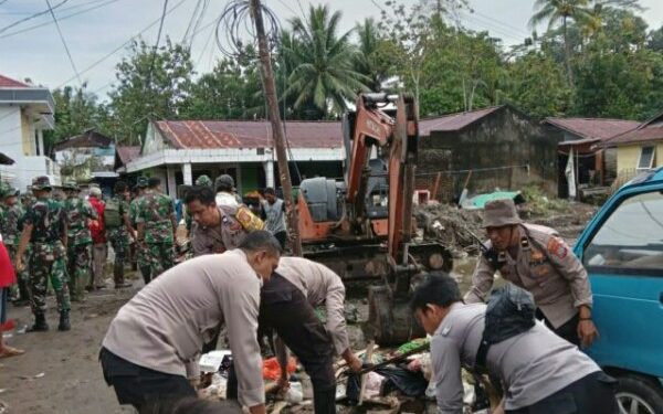 TNI-Polri kembali Kerja Bakti di Lokasi Terdampak Banjir dan Tanah Longsor di Manado