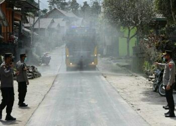 Polisi Bantu Bersihkan Jalan Dampak Abu Vulkanik Pascaerupsi Merapi