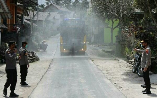 Polisi Bantu Bersihkan Jalan Dampak Abu Vulkanik Pascaerupsi Merapi