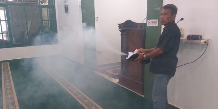 Masjid Nurut Taqwa Perumahan Permata Klabat Lakukan Penyemprotan Disinfektan jelang Ramadhan