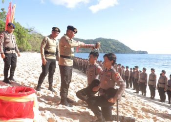 Tradisi Pembaretan Bintara Remaja Ditutup Kapolda Sulut di Pantai Paal Likupang