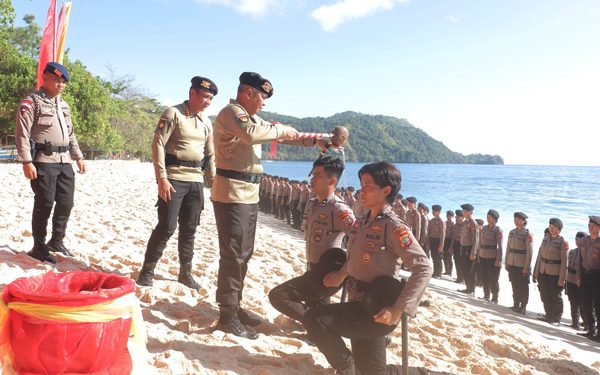 Tradisi Pembaretan Bintara Remaja Ditutup Kapolda Sulut di Pantai Paal Likupang