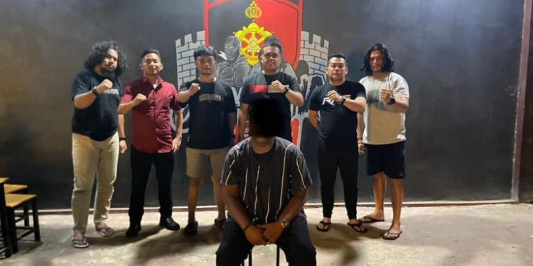 Sakit Hati Istri Jalan Bareng Lelaki Lain, Pria di Gorontalo Tikam 2 Warga