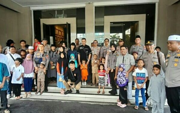 Bikin Haru, Personel Polresta Manado Ajak Anak-anak Yatim Piatu Belanja Baju Lebaran