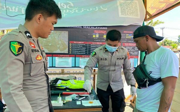 Polda Sulut Cek Kesehatan dan Bebas Narkoba Pengemudi Angkutan di Terminal Malalayang