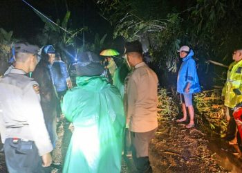 Polisi, TNI Bersama Pemerintah Desa dan Warga Bersihkan Material Tanah Longsor di Desa Sendangan Kakas