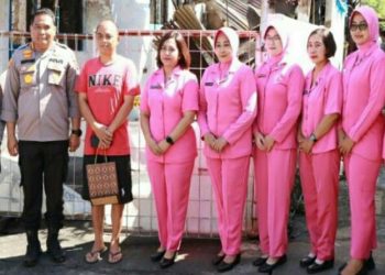Kapolresta Manado Bersama Bhayangkari Serahkan Bantuan kepada Keluarga Korban Kebakaran di Aspol Wanea