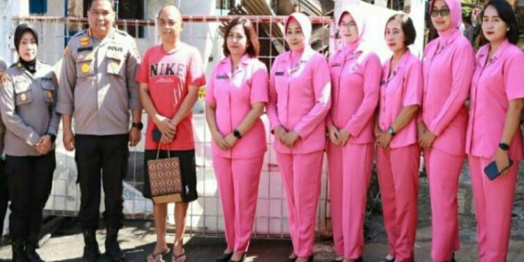 Kapolresta Manado Bersama Bhayangkari Serahkan Bantuan kepada Keluarga Korban Kebakaran di Aspol Wanea