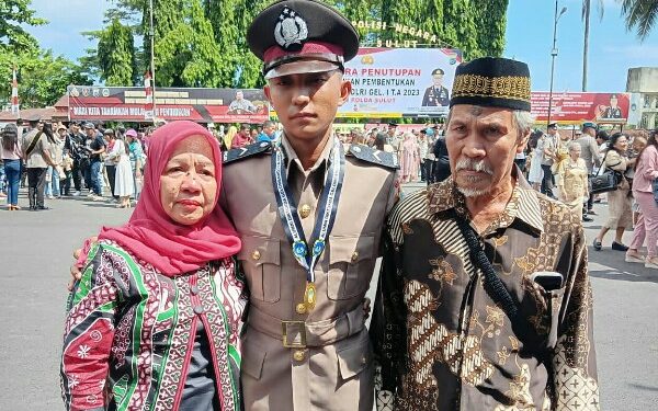 Bikin Haru, Anak Yatim Piatu Asal Minut Dilantik Wakapolda Sulut Jadi Polisi Berpangkat Bripda