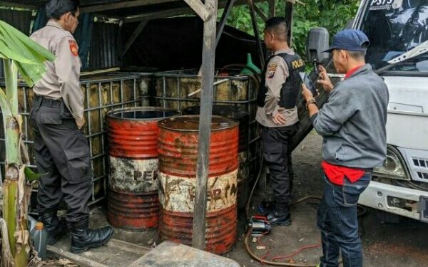 Polisi Gerebek Tempat Penimbunan BBM Jenis Solar di Kairagi Dua, Pemilik Belum Diketahui
