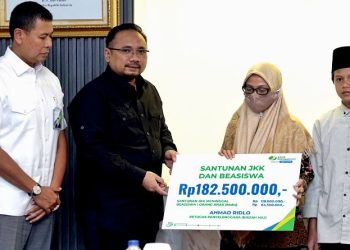 Petugas Haji Meninggal Saat Tugas, Menag Yaqut Serahkan Santunan BPJS Ketenagakerjaan 183 Juta