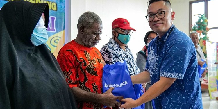 Kisah dari Manokwari: Secercah Harapan Seblon Indow Nafkahi Keluarga Usai Ikuti Bakti Sosial Operasi Katarak BCA