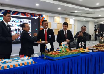 Peringati 128 Tahun Perjalanan “Kuat dan Hebat”, RCEO BRI Manado Luthfi Nyalakan Lilin dan Bagikan Tumpeng