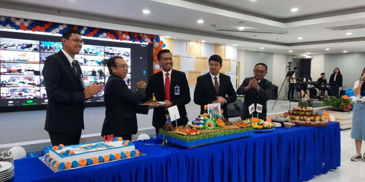 Peringati 128 Tahun Perjalanan “Kuat dan Hebat”, RCEO BRI Manado Luthfi Nyalakan Lilin dan Bagikan Tumpeng