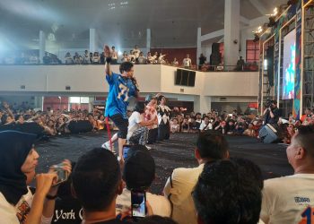Puncak HUT Ke-128, Gigi Band Tampil Memukau Hibur Insan BRILian di Auditorium Unsrat Manado