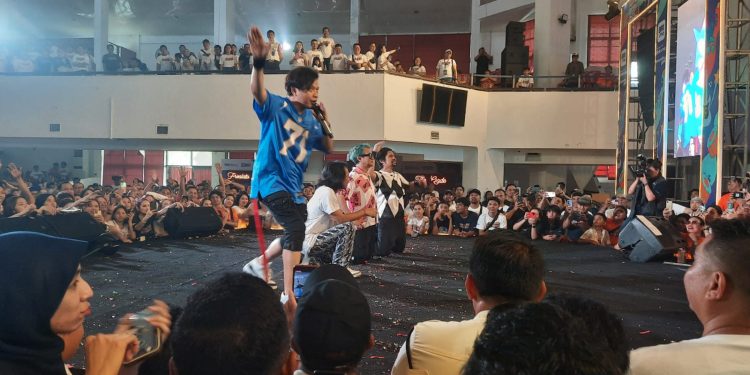Puncak HUT Ke-128, Gigi Band Tampil Memukau Hibur Insan BRILian di Auditorium Unsrat Manado