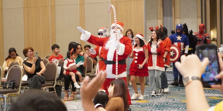 Meriahnya Meet Santa and Superheroes di Luwansa Hotel Manado