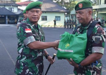 Danrem 131/Stg Serahkan Bingkisan Natal & Tahun Baru Bagi Prajurit & PNS