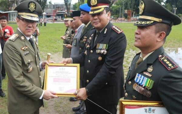 Kapolresta Kombes Pol Julianto Sirait Terima Penghargaan dari Wali Kota Manado
