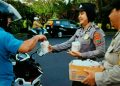 Personel Polsek Mapanget Bagi-bagi Takjil