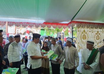 Wagub Sulut Serahkan Kartu BPJamsostek Pekerja Keagamaan Muslim saat Safari Ramadhan