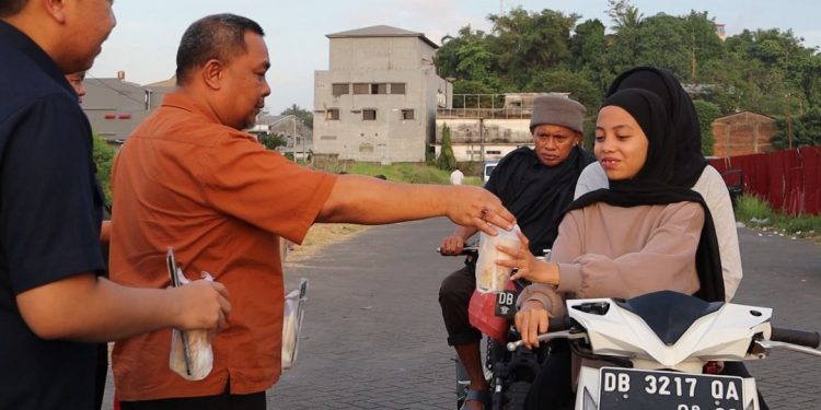 BPJamsostek Berbagi Takjil Gatis kepada Pengguna Jalan