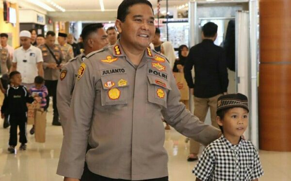 Bikin Haru, Personel Polresta Manado Ajak Anak Yatim Belanja Baju Lebaran