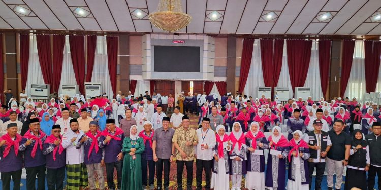 Lepas Keberangkatan 241 Jemaah Haji, Wali Kota Manado Beri Dana Tali Kasih