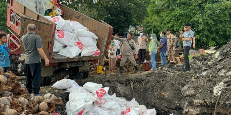 Karantina Sulawesi Utara Musnahkan Satu Kontainer Daging Ayam Tidak Layak Konsumsi