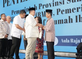 Percepat Pendaftaran Tanah di Sumut, Menteri Nusron Serahkan 875 Sertipikat Tanah