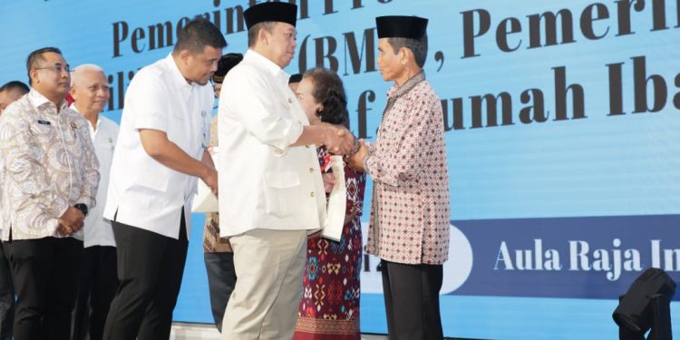 Percepat Pendaftaran Tanah di Sumut, Menteri Nusron Serahkan 875 Sertipikat Tanah