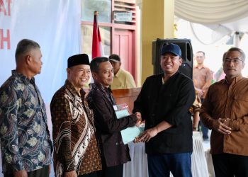 Menteri ATR/BPN Serahkan 811 Sertipikat Konsolidasi Tanah di Parangtritis