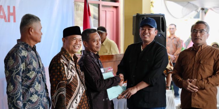 Menteri ATR/BPN Serahkan 811 Sertipikat Konsolidasi Tanah di Parangtritis