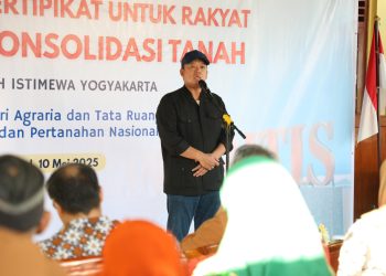 Nusron Wahid Serahkan Sertipikat Hasil Konsolidasi Tanah Tutupan Jepang