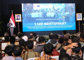 Pemerintah Serahkan 1.120 Sertipikat Tanah untuk Transmigran di Sukabumi