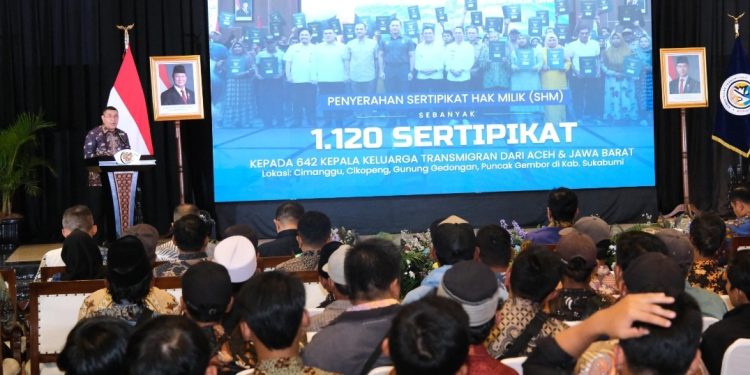 Pemerintah Serahkan 1.120 Sertipikat Tanah untuk Transmigran di Sukabumi