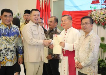 Serahkan Sertipikat di Sulut, Menteri Nusron Komit Selesaikan PR Presiden Prabowo PR di Bidang Pertanahan