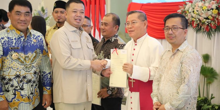 Serahkan Sertipikat di Sulut, Menteri Nusron Komit Selesaikan PR Presiden Prabowo PR di Bidang Pertanahan