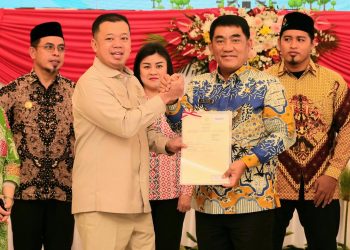 Nusron Wahid Serahkan Sertipikat Akses Jalan dan TPA Ilo-ilo ke Pemprov Sulut