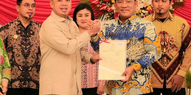 Nusron Wahid Serahkan Sertipikat Akses Jalan dan TPA Ilo-ilo ke Pemprov Sulut